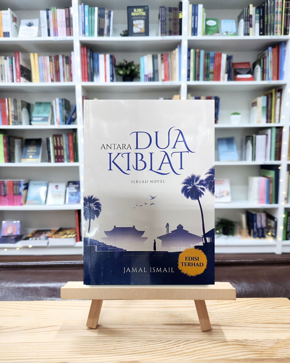Book cover of Antara Dua Kiblat by Jamal Ismail