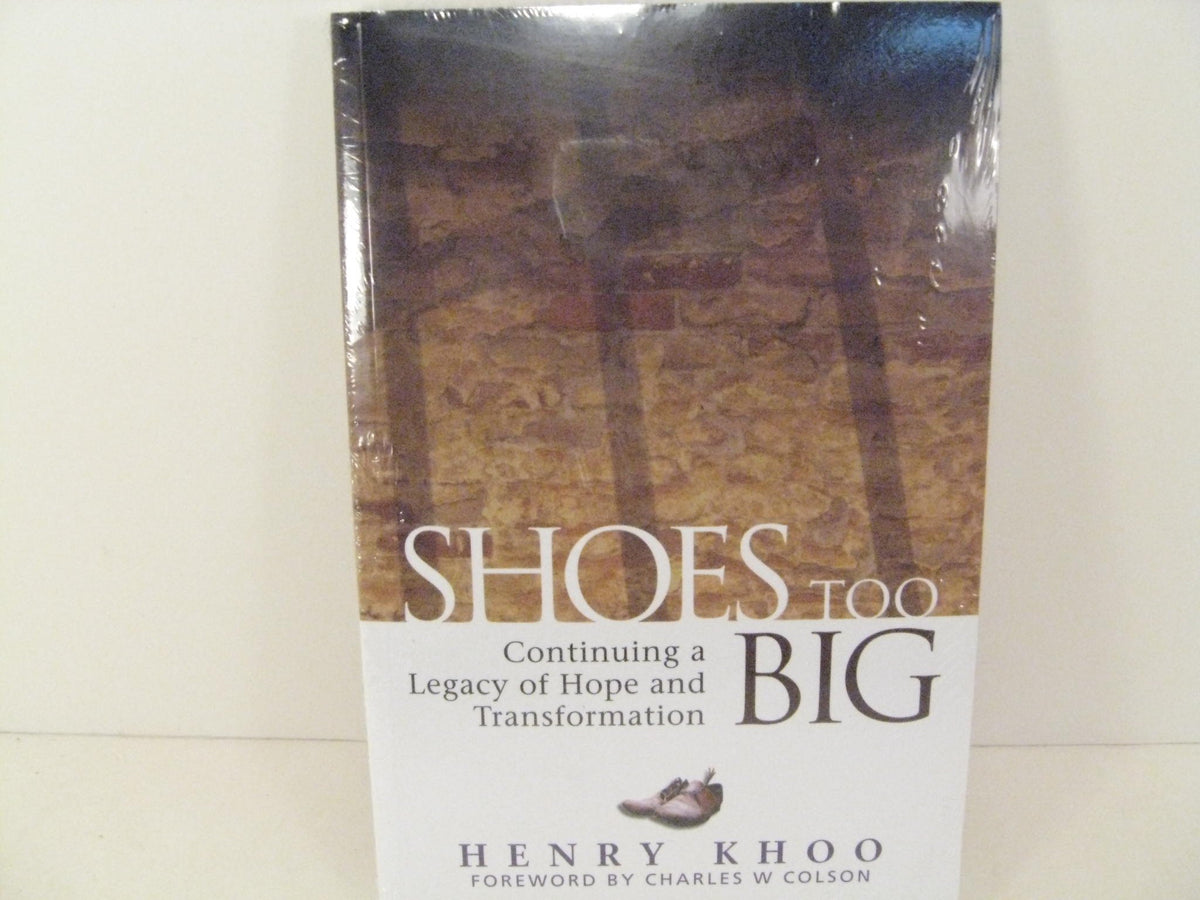 Book cover of Shoes Too Big by Henry Khoo