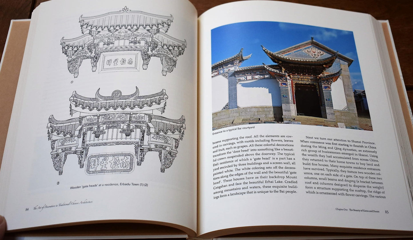 Book cover of The Art of Decoration in Traditional Chinese Architecture by Lou Qingxi