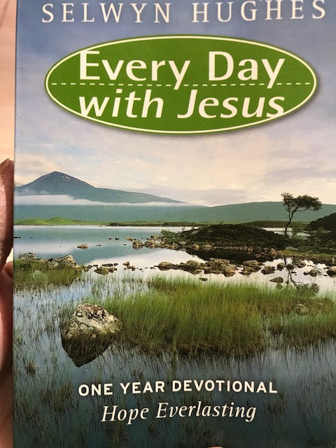 Book cover of Hope Everlasting: One Year Devotional Bible by Selwyn Hughes