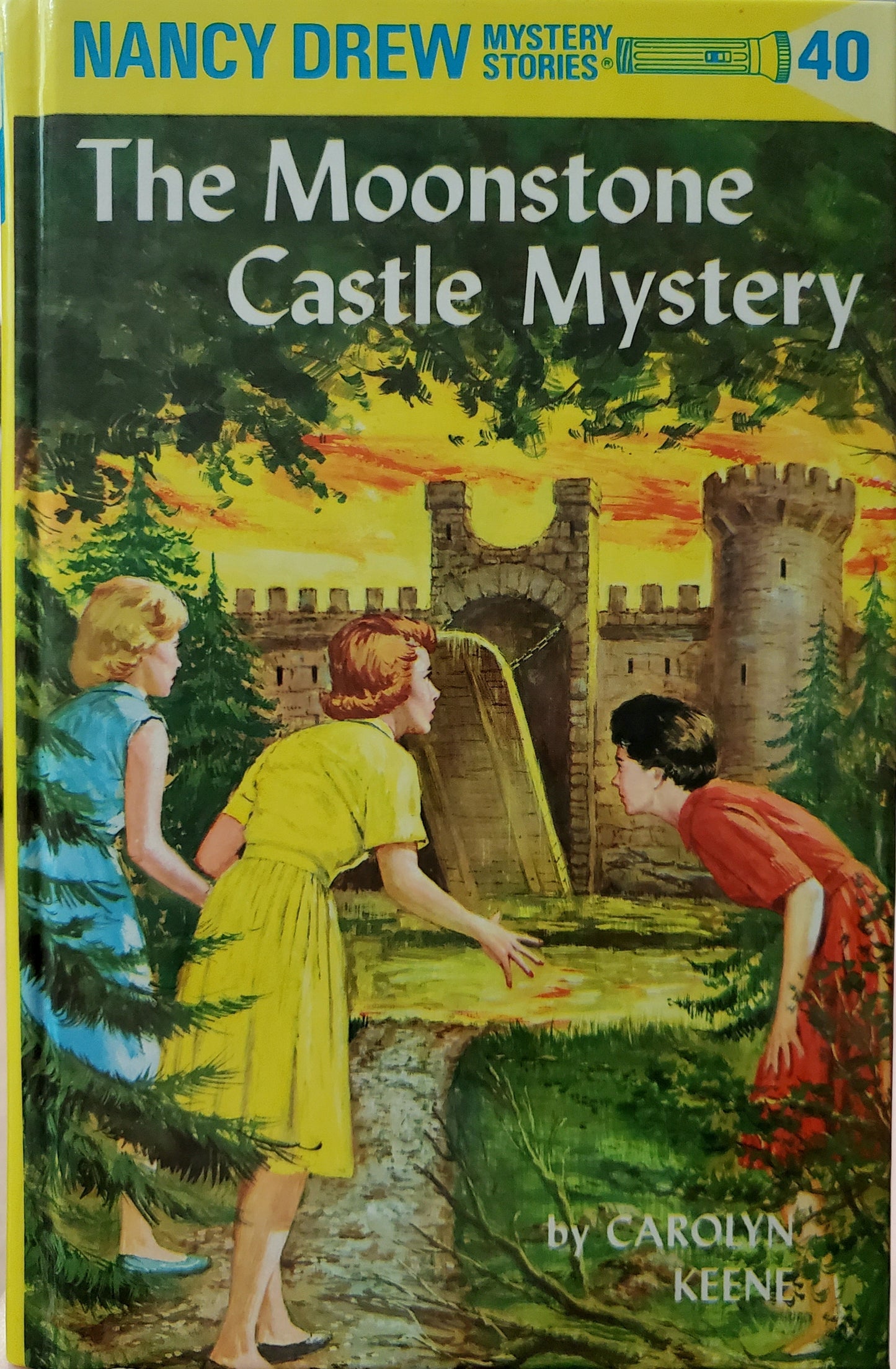 Book cover of The Moonstone Castle Mystery by Carolyn Keene