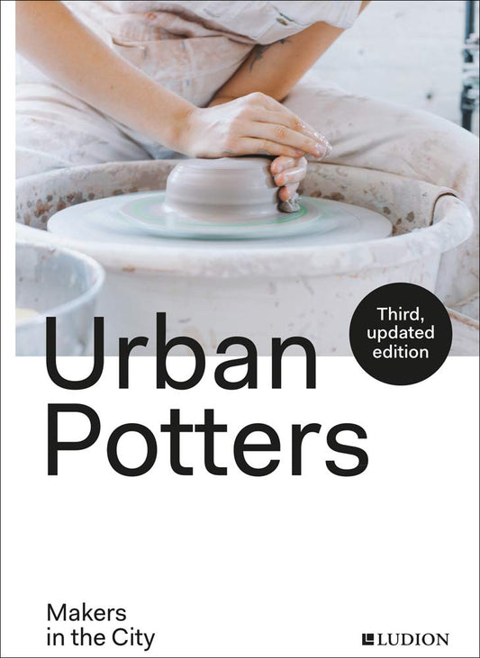 Book cover of Urban Potters: Makers In The City by Katie Treggiden, Micha Pycke, Ruth Ruyffelaere
